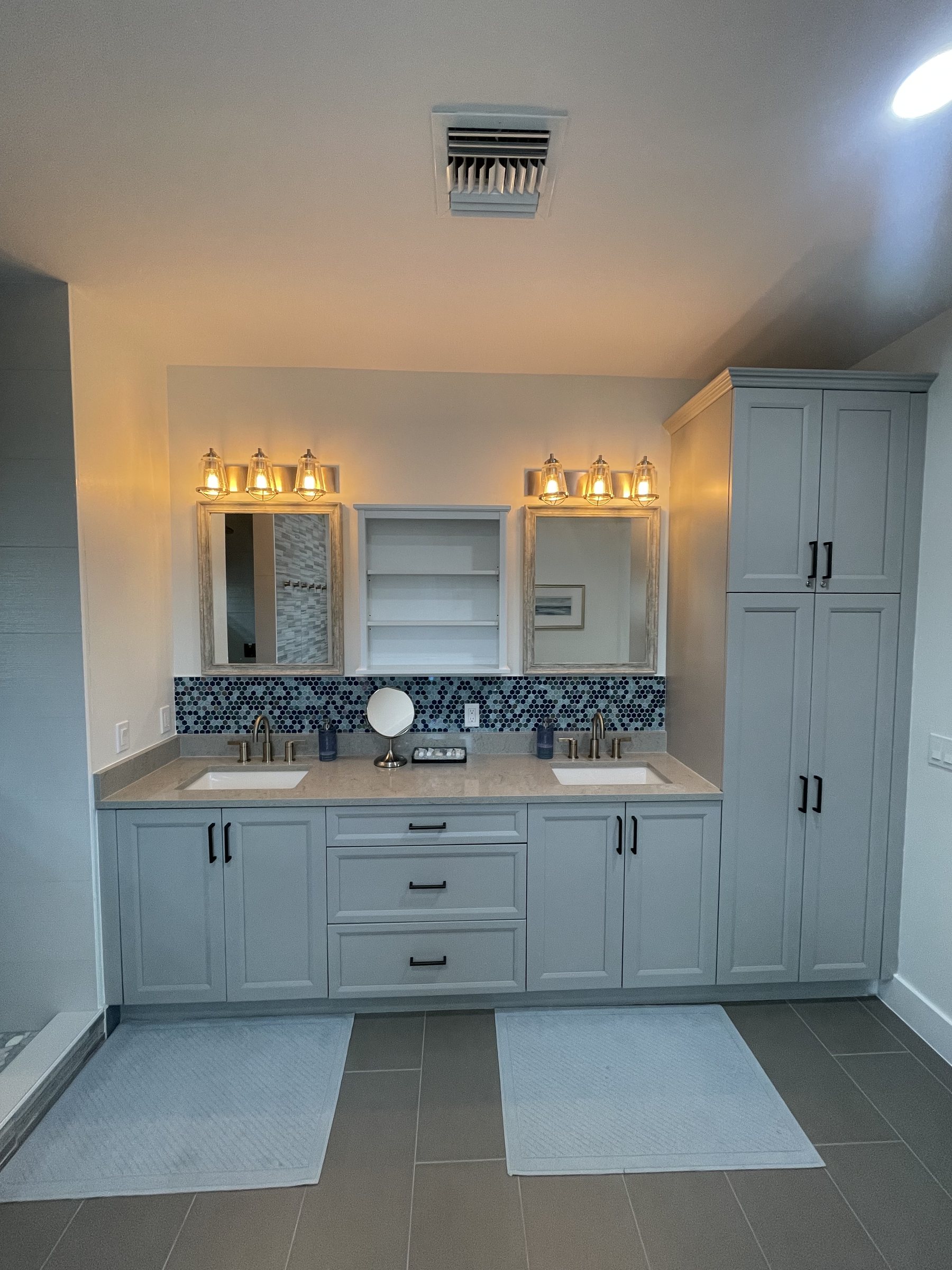 Coastal Double-Vanity Bath